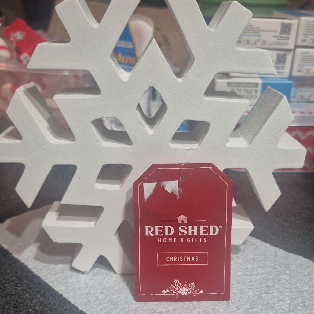 Elegant White Snowflake Holiday Decor - Picture 3 of 8